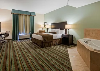 Best Western Plus Chain of Lakes Inn & Suites hotel thumbnail 8