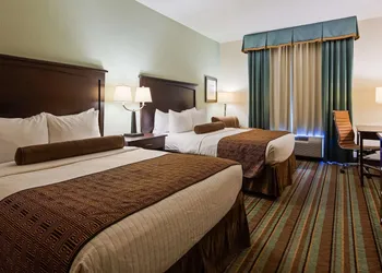 Best Western Plus Chain of Lakes Inn & Suites hotel thumbnail 4