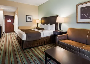 Best Western Plus Chain of Lakes Inn & Suites hotel thumbnail 6