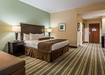 Best Western Plus Chain of Lakes Inn & Suites hotel thumbnail 7