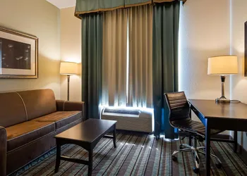 Best Western Plus Chain of Lakes Inn & Suites hotel thumbnail 8
