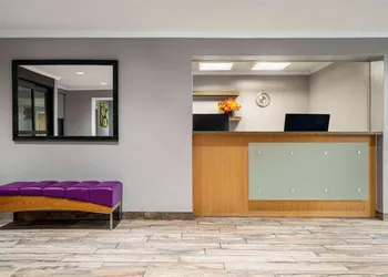 La Quinta Inn & Suites by Wyndham Chicago Tinley Park hotel thumbnail 4