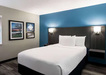 La Quinta Inn & Suites by Wyndham Chicago Tinley Park hotel thumbnail 5