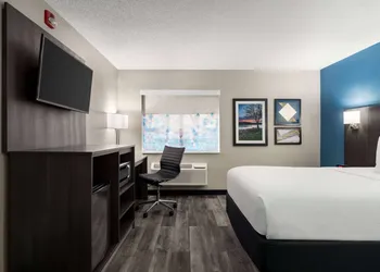 La Quinta Inn & Suites by Wyndham Chicago Tinley Park hotel thumbnail 6