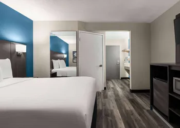 La Quinta Inn & Suites by Wyndham Chicago Tinley Park hotel thumbnail 7