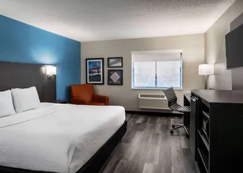 La Quinta Inn & Suites by Wyndham Chicago Tinley Park hotel thumbnail 8