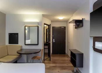 Motel 6 Airdrie, AB hotel thumbnail 6