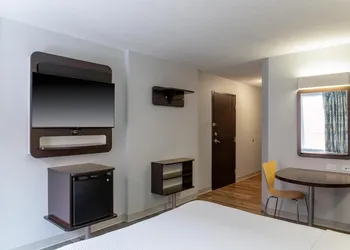 Motel 6 Airdrie, AB hotel thumbnail 7