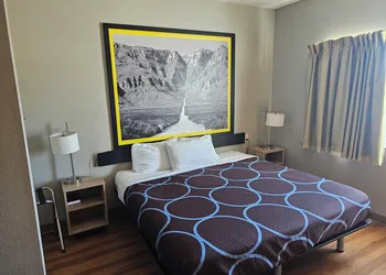 Super 8 by Wyndham Kenedy hotel thumbnail 6