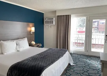 Crown Motel hotel thumbnail 5