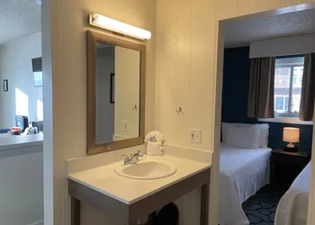 Crown Motel hotel thumbnail 6