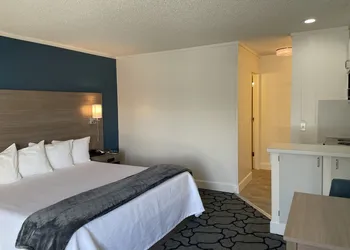 Crown Motel hotel thumbnail 8