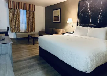 Super 8 by Wyndham Dawson Creek hotel thumbnail 4