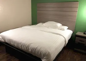 Travelers Inn & Suites hotel thumbnail 3