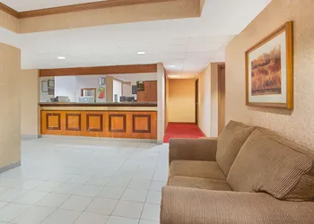 Super 8 by Wyndham Defiance hotel thumbnail 2