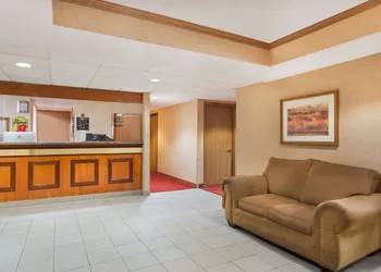 Super 8 by Wyndham Defiance hotel thumbnail 3