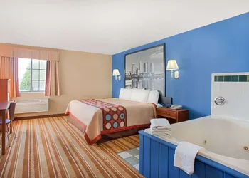 Super 8 by Wyndham Defiance hotel thumbnail 5