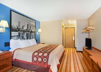 Super 8 by Wyndham Defiance hotel thumbnail 6