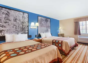 Super 8 by Wyndham Defiance hotel thumbnail 7