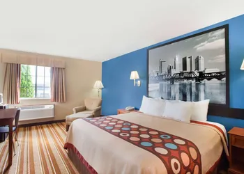 Super 8 by Wyndham Defiance hotel thumbnail 8
