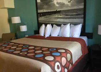 Super 8 by Wyndham Clearwater/St. Petersburg Airport hotel thumbnail 5