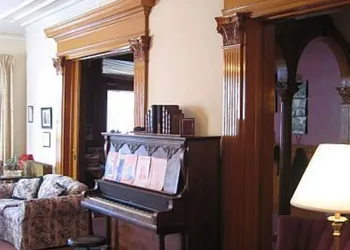 Olde Judge Mansion hotel thumbnail 3