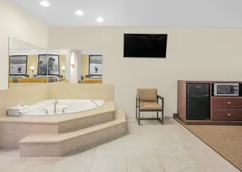 Super 8 by Wyndham Idabel hotel thumbnail 4