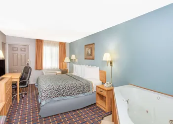 Days Inn by Wyndham Farmer City hotel thumbnail 3