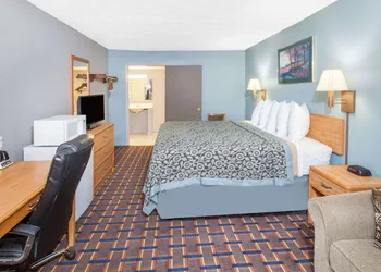 Days Inn by Wyndham Farmer City hotel thumbnail 5