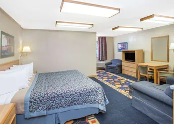 Days Inn by Wyndham Farmer City hotel thumbnail 7