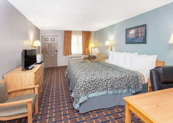 Days Inn by Wyndham Farmer City hotel thumbnail 8