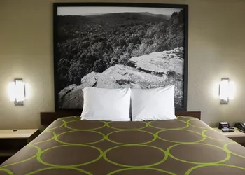 Super 8 by Wyndham Cabot hotel thumbnail 8