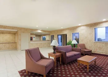 Days Inn & Suites by Wyndham Wynne hotel thumbnail 2