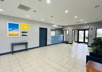 Days Inn & Suites by Wyndham Wynne hotel thumbnail 3