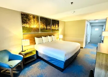Days Inn & Suites by Wyndham Wynne hotel thumbnail 5