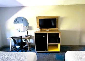 Days Inn & Suites by Wyndham Wynne hotel thumbnail 7