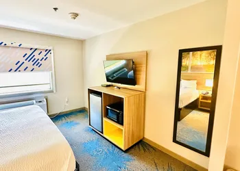 Days Inn & Suites by Wyndham Wynne hotel thumbnail 8