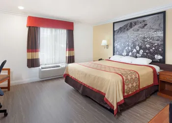 Super 8 by Wyndham Santa Clarita/Valencia hotel thumbnail 6