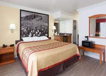 Super 8 by Wyndham Santa Clarita/Valencia hotel thumbnail 7