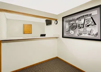 Super 8 by Wyndham Centerville hotel thumbnail 3
