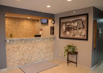 Super 8 by Wyndham Centerville hotel thumbnail 4