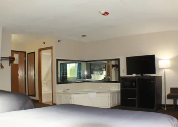 Super 8 by Wyndham Gardner hotel thumbnail 7