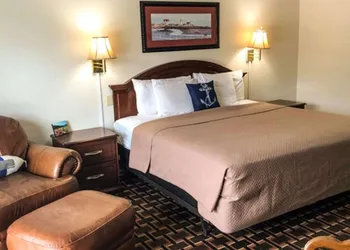 Colonial Inn Ellsworth hotel thumbnail 6