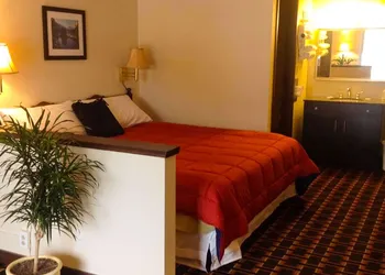 Colonial Inn Ellsworth hotel thumbnail 7