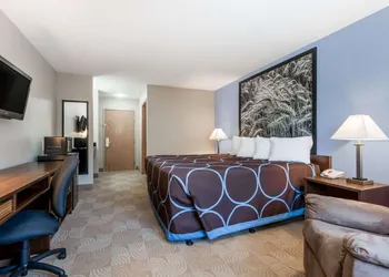 Super 8 by Wyndham Beloit KS hotel thumbnail 6