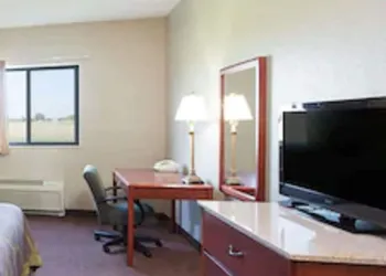 Super 8 by Wyndham Iola KS hotel thumbnail 4