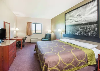 Super 8 by Wyndham Iola KS hotel thumbnail 5