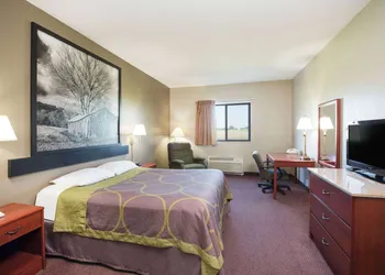 Super 8 by Wyndham Iola KS hotel thumbnail 6