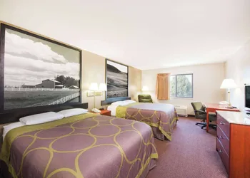 Super 8 by Wyndham Iola KS hotel thumbnail 7