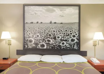 Super 8 by Wyndham Iola KS hotel thumbnail 8